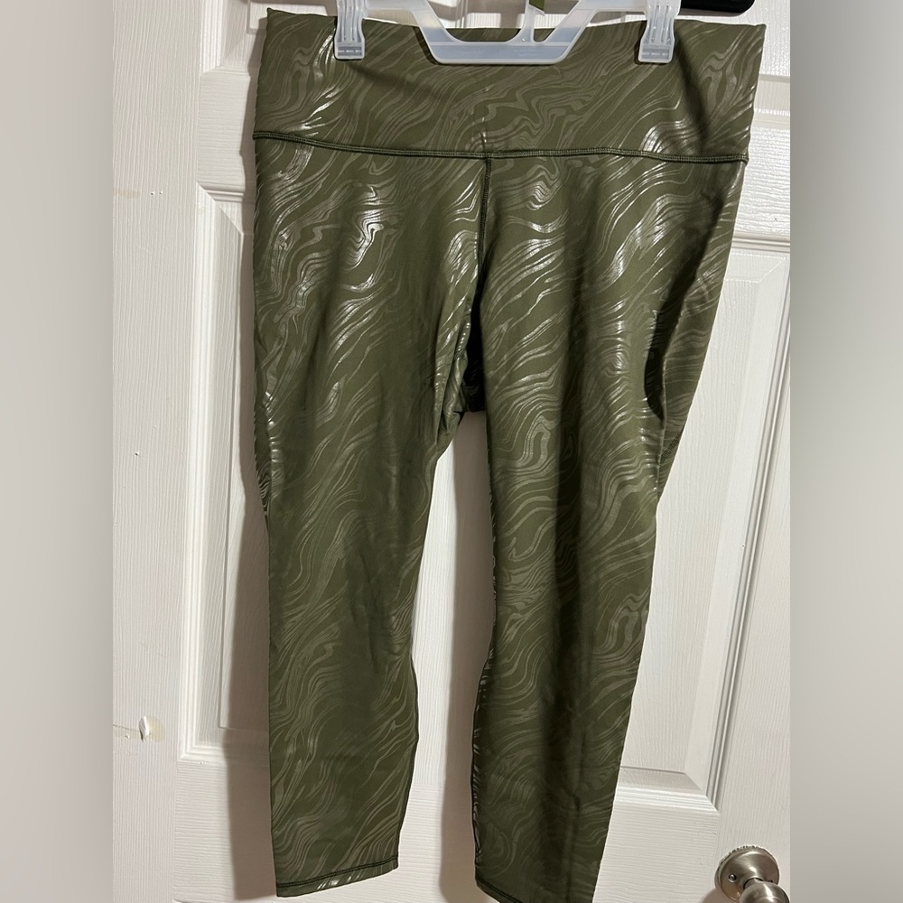 Power hold by Fabletics Ranger Green Small Marbleize 7/8 Leggings.